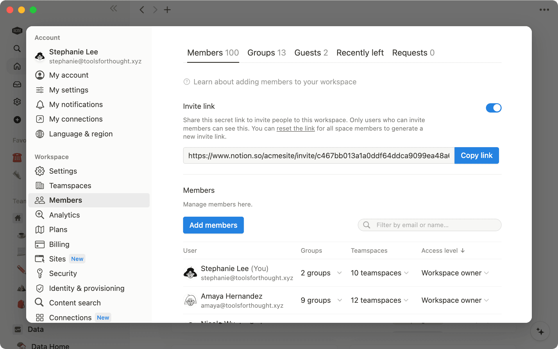 Consulta todos tus miembros, invitados y solicitudes en el menú Configuración y miembros, bajo la sección «Miembros».